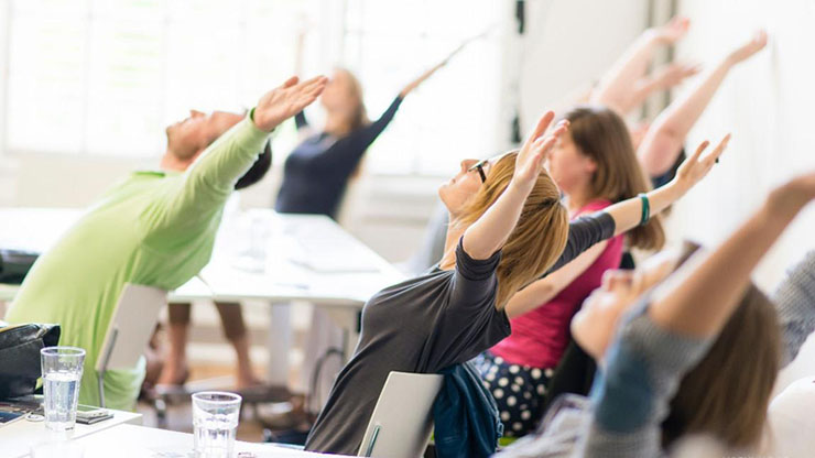 Người thường xuyên ngồi lâu nên vươn vai để xương khớp linh hoạt